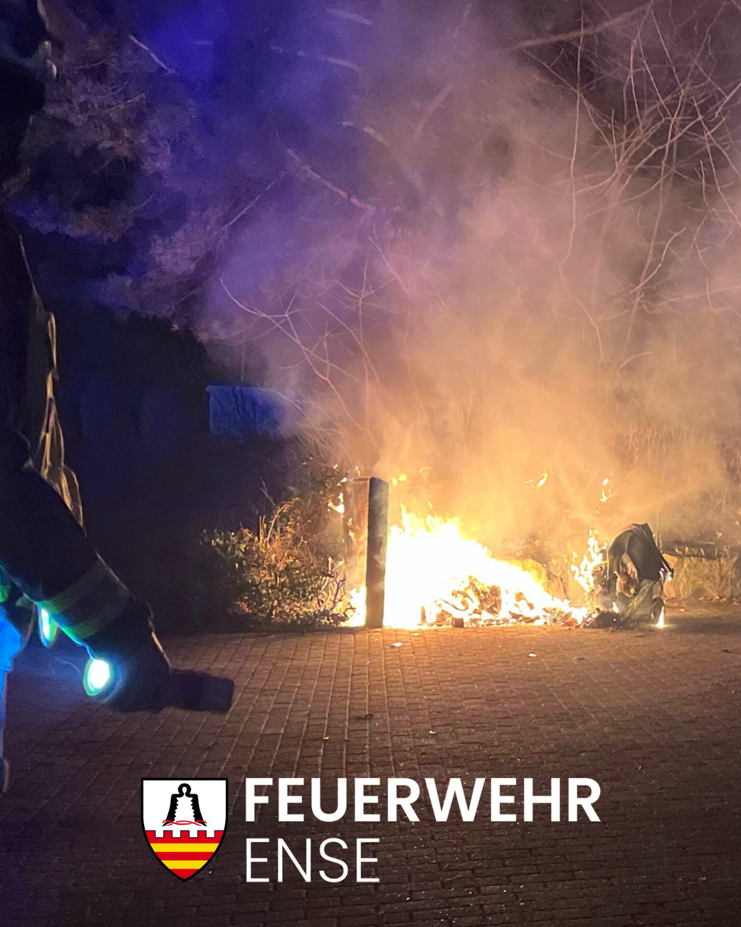 Brennt Holzunterstand, Mülltonnen, Fassade - Feuerwehr Ense